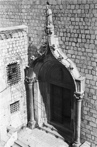 Viaggio in Jugoslavia. Dubrovnik (Ragusa): scorcio del portale della cattedrale