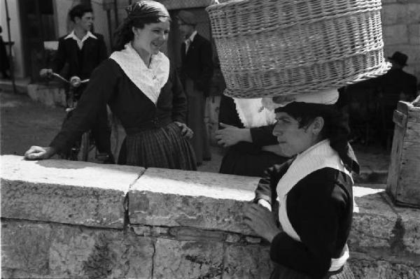 Viaggio in Jugoslavia. Dubrovnik (Ragusa) - donne croate con ceste sulla testa