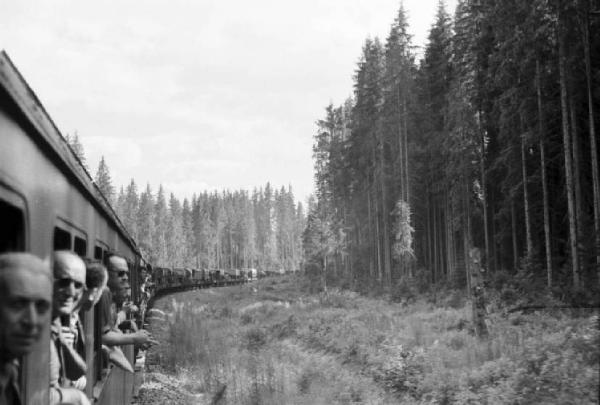 Campagna di Russia. Viaggio in treno attraverso la Romania - attraversamento di una foresta - militari affacciati ai finestrini