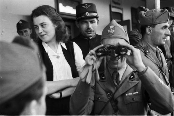 Campagna di Russia. Suceava - stazione di confine ungaro-rumeno - militare guarda in un binocolo