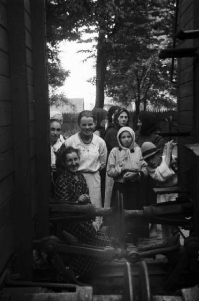 Campagna di Russia. Campagna di Russia. Viaggio in treno attraverso la Romania - verso Botosani - ritratto di gruppo - famiglia tra i vagoni