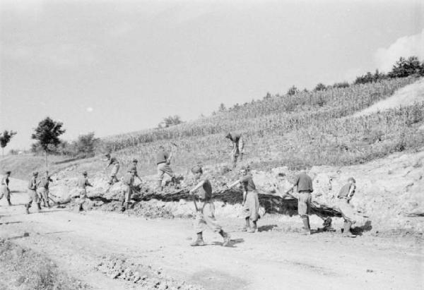 Campagna di Russia. Nei pressi di Botosani - militari al lavoro lungo una strada sterrata