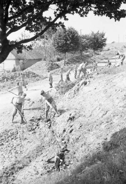 Campagna di Russia. Nei pressi di Botosani - militari al lavoro lungo una strada sterrata