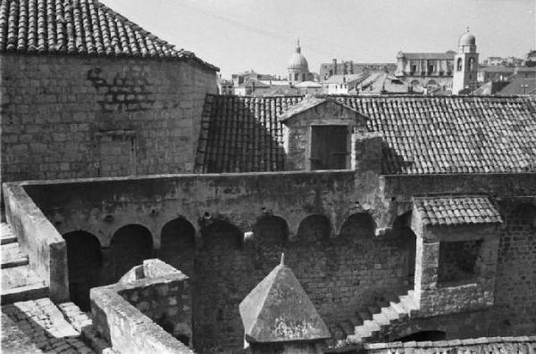 Viaggio in Jugoslavia. Dubrovnik (Ragusa): scorcio delle mura, sullo sfondo la città