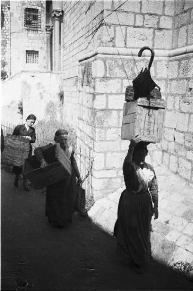 Viaggio in Jugoslavia. Dubrovnik (Ragusa): scene di vita quotidiana - donne che trasportano ceste appoggiandole sulla testa