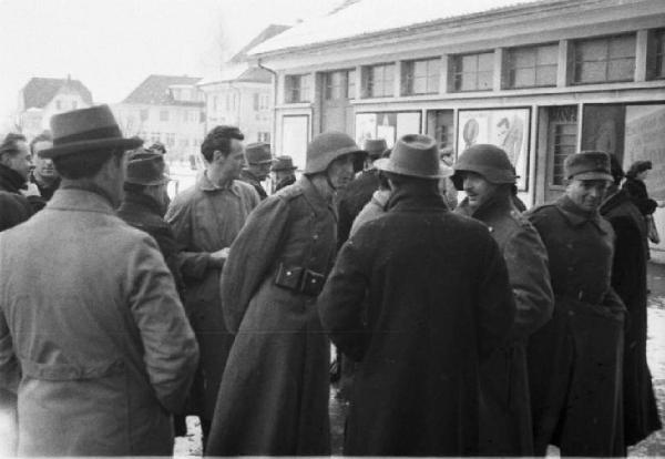 Internamento in Svizzera. Stazione ferroviaria di Reiden - Militari francesi in partenza