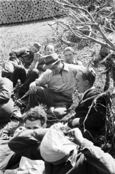 Internamento in Svizzera. Reiden - Militari italiani durante una pausa del disboscamento della foresta - Sullo sfondo cataste di legna