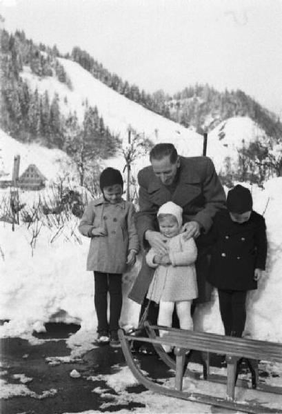 Internamento in Svizzera. Escholzmatt - La famiglia Fischer sulla neve, il padre e i tre figli