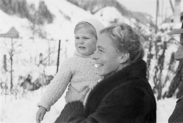 Internamento in Svizzera. Escholzmatt - La famiglia Fischer sulla neve, la madre Martina con uno dei figli in braccio