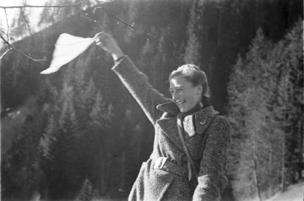 Internamento in Svizzera. Escholzmatt - Martina Fischer sventola un fazzoletto bianco lungo la strada delle croci