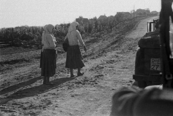 Campagna di Russia. di Vil'shanka (Olshanka) - contadine ucraine camminano ai margini della strada - automezzi militari