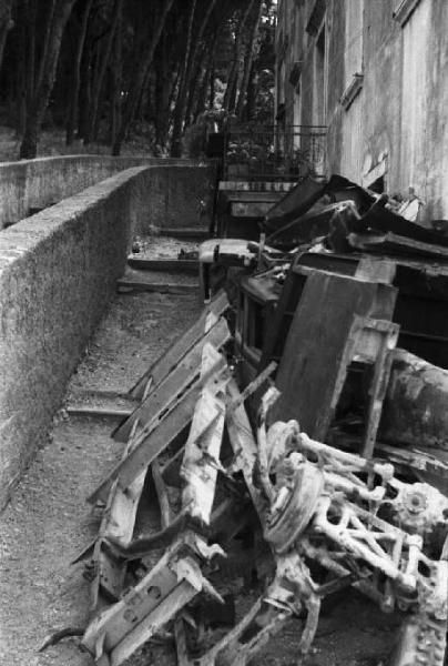Viaggio in Jugoslavia. Gruz (Gravosa): ammasso di rottami lungo il fianco di un edificio