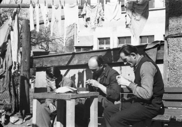 Internamento in Svizzera. Horriwil - Scene di vita quotidiana all'interno del campo, due compagni che rammendano