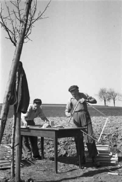 Internamento in Svizzera. Horriwil - Scena di vita quotidiana all'interno del campo, costruzione di una baracca - Compagni che costruiscono i telai delle finestre