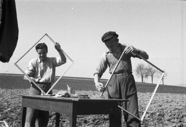 Internamento in Svizzera. Horriwil - Scena di vita quotidiana all'interno del campo, costruzione di una baracca - Compagni che costruiscono i telai delle finestre