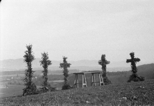 Internamento in Svizzera. Aarwangen, celebrazione per la commemorazione dei partigiani italiani: Leopoldo Gasparotto, Bruno e Fofi Vigorelli, Carlo Fabbri, Mario Greppi. Le croci ricoperte di rami di pino e l'altare