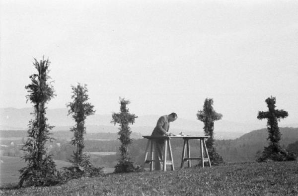 Internamento in Svizzera. Aarwangen, celebrazione per la commemorazione dei partigiani italiani: Leopoldo Gasparotto, Bruno e Fofi Vigorelli, Carlo Fabbri, Mario Greppi. Le croci ricoperte di rami di pino e l'altare