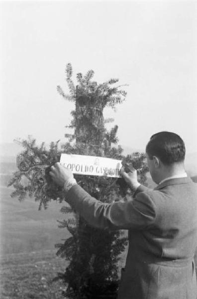 Internamento in Svizzera. Aarwangen, celebrazione per la commemorazione dei partigiani italiani: Leopoldo Gasparotto, Bruno e Fofi Vigorelli, Carlo Fabbri, Mario Greppi. La croce dedicata a Leopoldo Gasparotto