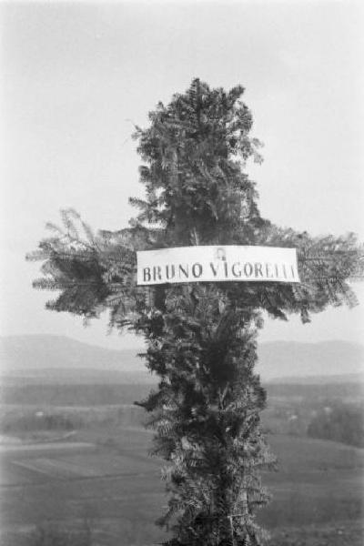 Internamento in Svizzera. Aarwangen, celebrazione per la commemorazione dei partigiani italiani: Leopoldo Gasparotto, Bruno e Fofi Vigorelli, Carlo Fabbri, Mario Greppi. La croce dedicata a Bruno Vigorelli