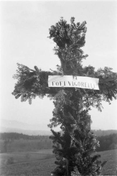 Internamento in Svizzera. Aarwangen, celebrazione per la commemorazione dei partigiani italiani: Leopoldo Gasparotto, Bruno e Fofi Vigorelli, Carlo Fabbri, Mario Greppi. La croce dedicata a Fofi Vigorelli