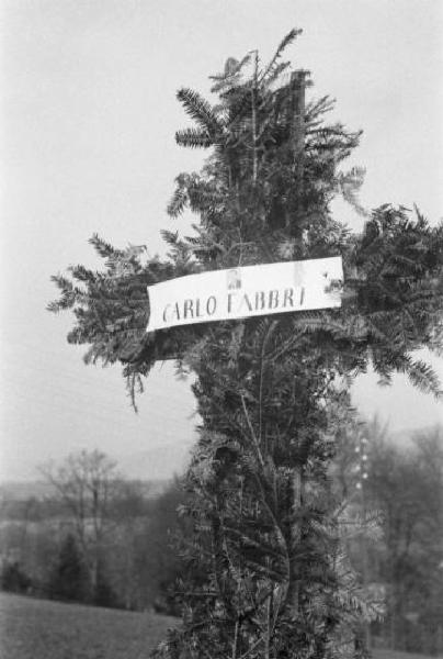 Internamento in Svizzera. Aarwangen, celebrazione per la commemorazione dei partigiani italiani: Leopoldo Gasparotto, Bruno e Fofi Vigorelli, Carlo Fabbri, Mario Greppi. La croce dedicata a Carlo Fabbri