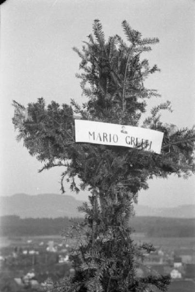 Internamento in Svizzera. Aarwangen, celebrazione per la commemorazione dei partigiani italiani: Leopoldo Gasparotto, Bruno e Fofi Vigorelli, Carlo Fabbri, Mario Greppi. La croce dedicata a Mario Greppi