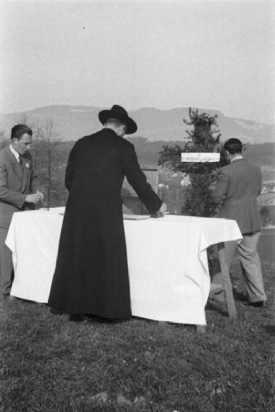 Internamento in Svizzera. Aarwangen, celebrazione per la commemorazione dei partigiani italiani: Leopoldo Gasparotto, Bruno e Fofi Vigorelli, Carlo Fabbri, Mario Greppi. Prete che allestisce l'altare