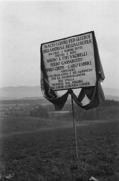 Internamento in Svizzera. Aarwangen, celebrazione per la commemorazione dei partigiani italiani: Leopoldo Gasparotto, Bruno e Fofi Vigorelli, Carlo Fabbri, Mario Greppi. Lapide commemorativa