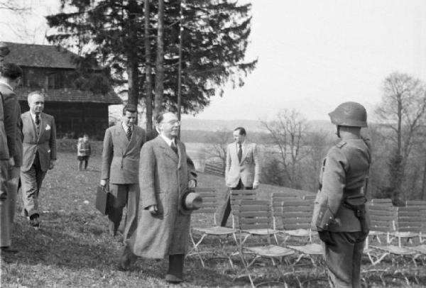 Internamento in Svizzera. Aarwangen, celebrazione per la commemorazione dei partigiani italiani: Leopoldo Gasparotto, Bruno e Fofi Vigorelli, Carlo Fabbri, Mario Greppi. Partecipanti accolti da un militare in divisa