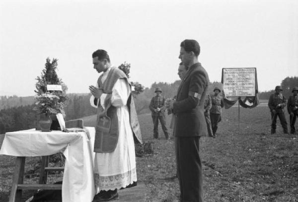 Internamento in Svizzera. Aarwangen, celebrazione per la commemorazione dei partigiani italiani: Leopoldo Gasparotto, Bruno e Fofi Vigorelli, Carlo Fabbri, Mario Greppi. Prete che officia la messa