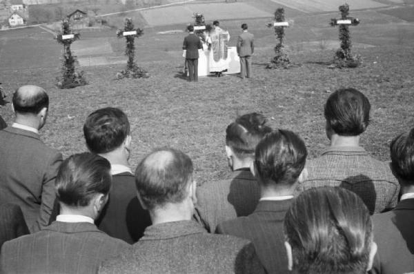 Internamento in Svizzera. Aarwangen, celebrazione per la commemorazione dei partigiani italiani: Leopoldo Gasparotto, Bruno e Fofi Vigorelli, Carlo Fabbri, Mario Greppi. Partecipanti che ascoltano la messa