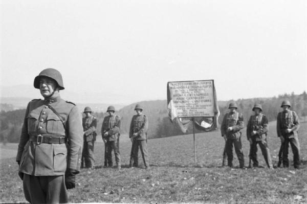 Internamento in Svizzera. Aarwangen, celebrazione per la commemorazione dei partigiani italiani: Leopoldo Gasparotto, Bruno e Fofi Vigorelli, Carlo Fabbri, Mario Greppi. Picchetto d'onore ai lati della lapide commemorativa