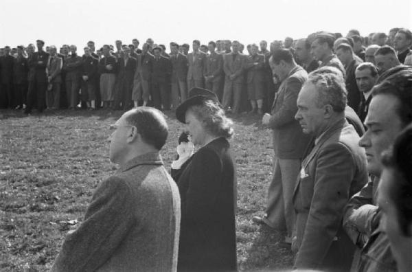 Internamento in Svizzera. Aarwangen, celebrazione per la commemorazione dei partigiani italiani: Leopoldo Gasparotto, Bruno e Fofi Vigorelli, Carlo Fabbri, Mario Greppi. Partecipanti alla messa