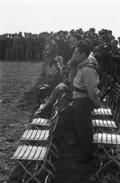 Internamento in Svizzera. Aarwangen, celebrazione per la commemorazione dei partigiani italiani: Leopoldo Gasparotto, Bruno e Fofi Vigorelli, Carlo Fabbri, Mario Greppi. Partigiani che assistono alla messa