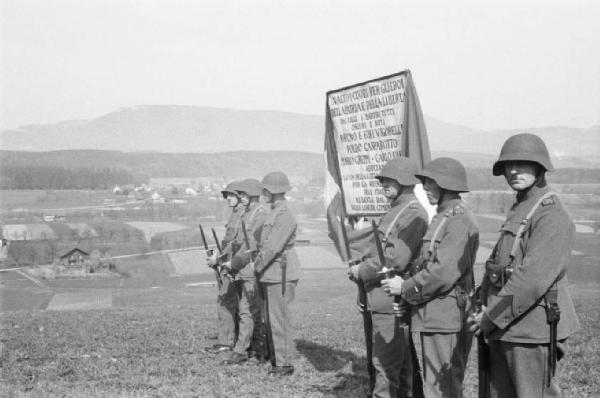 Internamento in Svizzera. Aarwangen, celebrazione per la commemorazione dei partigiani italiani: Leopoldo Gasparotto, Bruno e Fofi Vigorelli, Carlo Fabbri, Mario Greppi. Picchetto d'onore schierato ai lati della lapide commemorativa