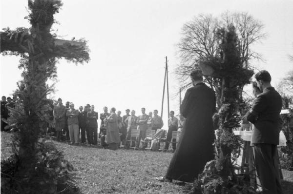 Internamento in Svizzera. Aarwangen, celebrazione per la commemorazione dei partigiani italiani: Leopoldo Gasparotto, Bruno e Fofi Vigorelli, Carlo Fabbri, Mario Greppi. La messa