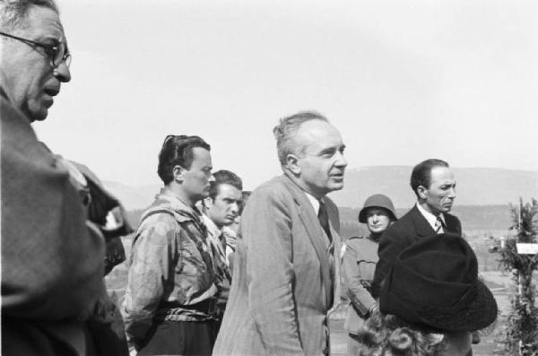 Internamento in Svizzera. Aarwangen, celebrazione per la commemorazione dei partigiani italiani: Leopoldo Gasparotto, Bruno e Fofi Vigorelli, Carlo Fabbri, Mario Greppi. Partecipanti alla messa