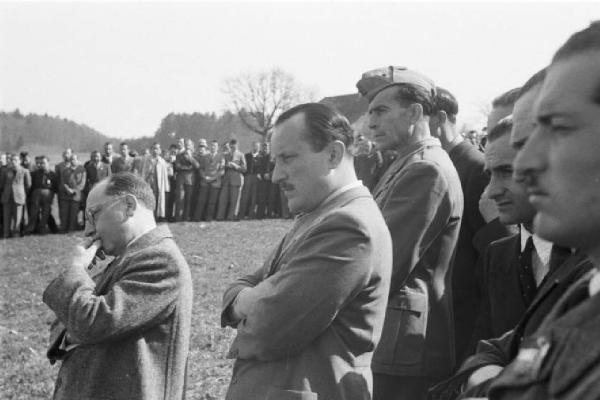 Internamento in Svizzera. Aarwangen, celebrazione per la commemorazione dei partigiani italiani: Leopoldo Gasparotto, Bruno e Fofi Vigorelli, Carlo Fabbri, Mario Greppi. Partecipanti alla messa