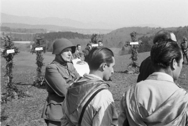 Internamento in Svizzera. Aarwangen, celebrazione per la commemorazione dei partigiani italiani: Leopoldo Gasparotto, Bruno e Fofi Vigorelli, Carlo Fabbri, Mario Greppi. Militari e partigiani partecipanti alla messa