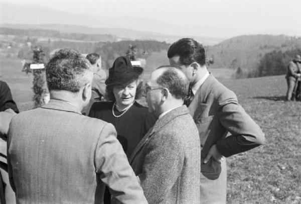 Internamento in Svizzera. Aarwangen, celebrazione per la commemorazione dei partigiani italiani: Leopoldo Gasparotto, Bruno e Fofi Vigorelli, Carlo Fabbri, Mario Greppi. Partecipanti alla messa