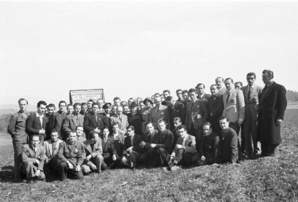 Internamento in Svizzera. Aarwangen, celebrazione per la commemorazione dei partigiani italiani: Leopoldo Gasparotto, Bruno e Fofi Vigorelli, Carlo Fabbri, Mario Greppi. Ritratto di gruppo, i partecipanti alla messa