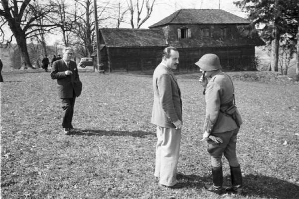 Internamento in Svizzera. Aarwangen, celebrazione per la commemorazione dei partigiani italiani: Leopoldo Gasparotto, Bruno e Fofi Vigorelli, Carlo Fabbri, Mario Greppi. Alcuni partecipanti alla messa che conversano tra loro