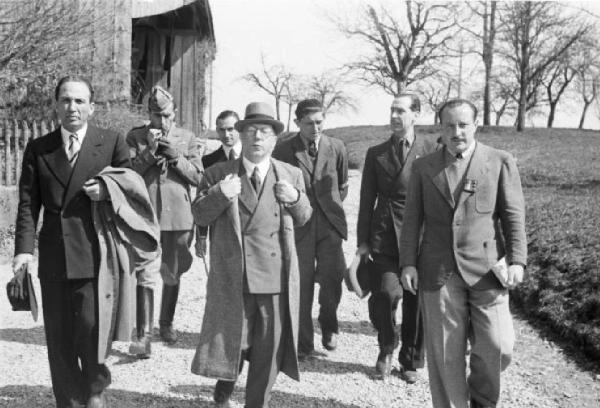 Internamento in Svizzera. Aarwangen, celebrazione per la commemorazione dei partigiani italiani: Leopoldo Gasparotto, Bruno e Fofi Vigorelli, Carlo Fabbri, Mario Greppi. Alcuni partecipanti che si allontanano