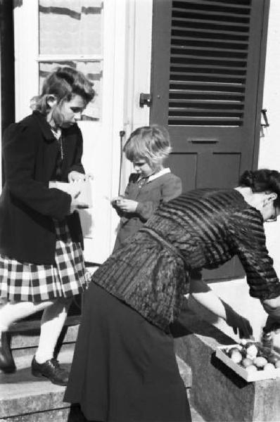 Internamento in Svizzera. Subingen. Famiglia di Don Mangili. La madre e due figli preparano le uova di Pasqua