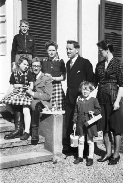 Internamento in Svizzera. Subingen. Ritratto di gruppo, la famiglia di Don Mangili