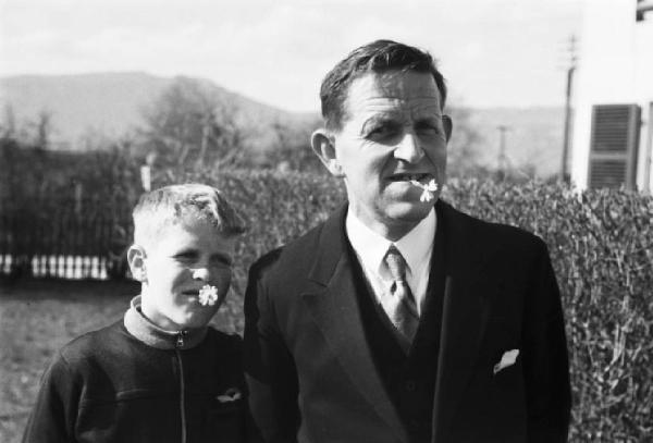 Internamento in Svizzera. Subingen. Famiglia di Don Mangili. Ritratto di coppia, bambino e uomo in borghese con fiore in bocca