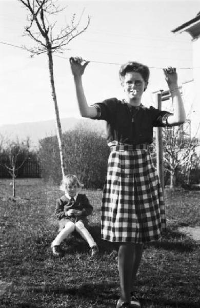 Internamento in Svizzera. Subingen. Famiglia di Don Mangili. Ritratto femminile, donna