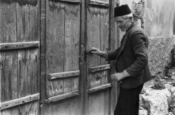 Viaggio in Jugoslavia. Mostar: scene di vita quotidiana - anziano che entra nella sua abitazione