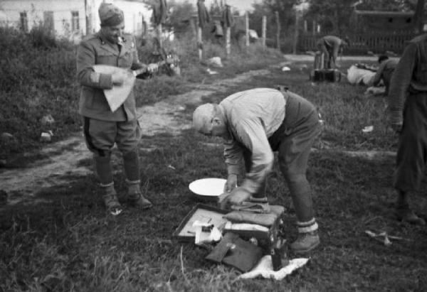 Campagna di Russia. Yampil' - accampamento militare - militari