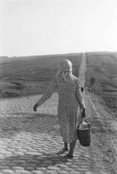 Campagna di Russia. Ucraina - strada lastricata - donna di spalle